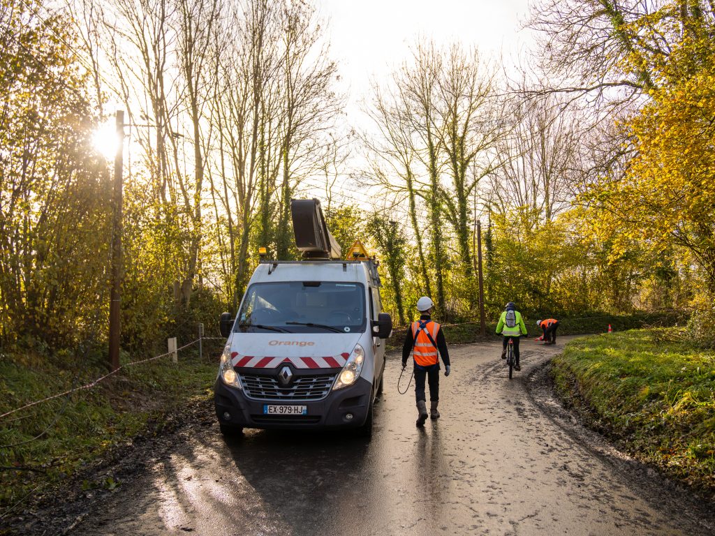 Une équipe de technicien Orange prépare un chantier à proximité de Caen, ils sont photographiés par Orange